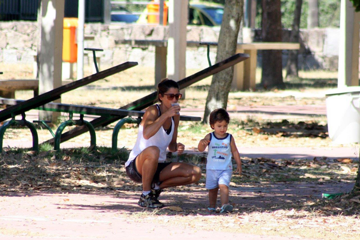 Eduardo Moscovis e Cinthia Howlett se divertem com o filho na Lagoa Rodrigo de Freitas