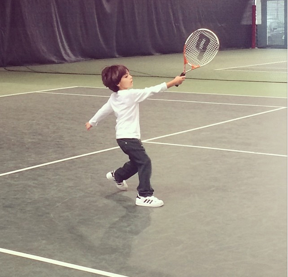 Mulher de Kaká mostra foto do filho jogando tênis