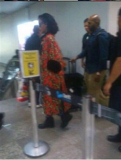 Rihanna desemba discretamente em aeroporto do Rio 