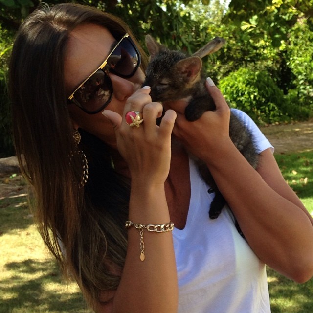 Nicole Bahls posa com filhote de raposa em Maceió