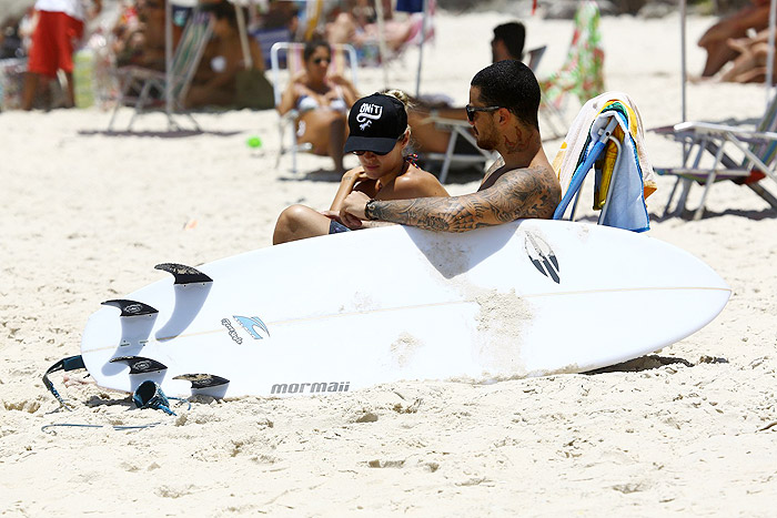 Caio Castro mostra seu talento em cima de uma prancha de surfe