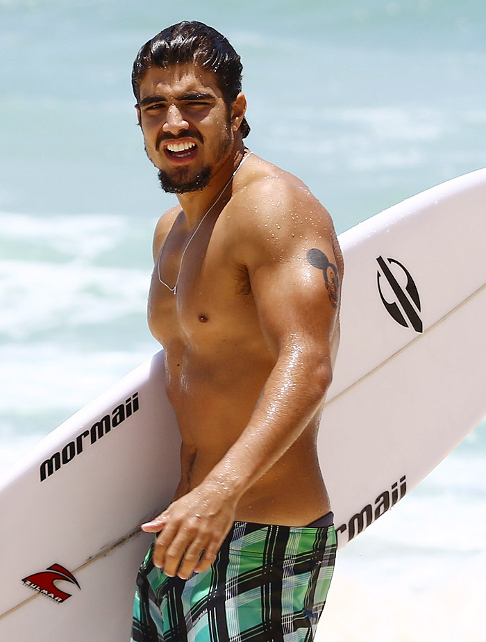 Caio Castro mostra seu talento em cima de uma prancha de surfe