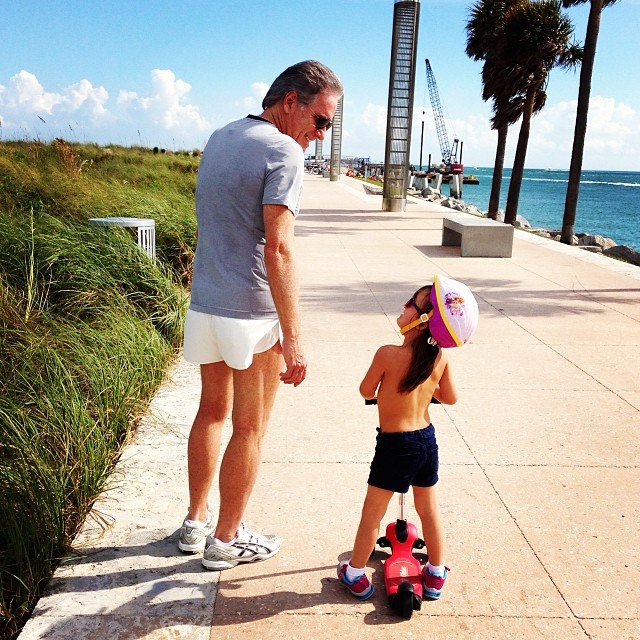 Roberto Justus passeia com a filha por Miami Beach
