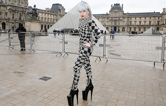 Lady Gaga visita o Louvre usando perucona prateada