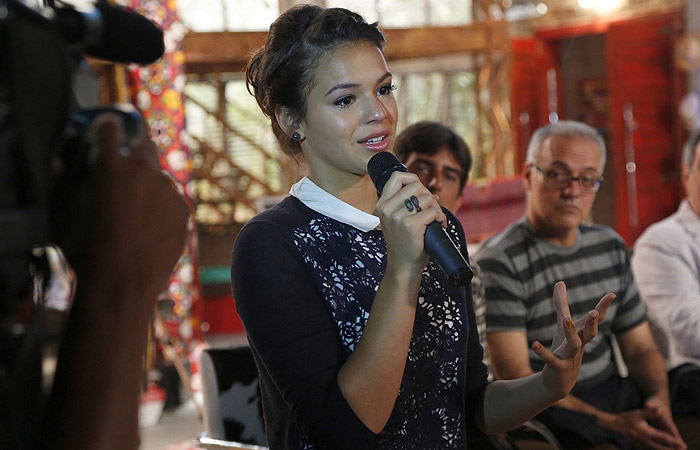Bruna Marquezine se emociona ao apresentar nova novela da Globo