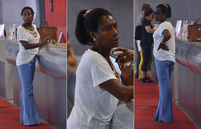Glória Maria faz check-in em aeroporto do Rio de Janeiro