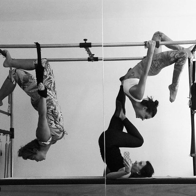  Isis Valverde mostra elasticidade em aula de pilates