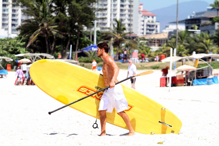 José Loreto pratica Stand Up na praia da Barra da Tijuca