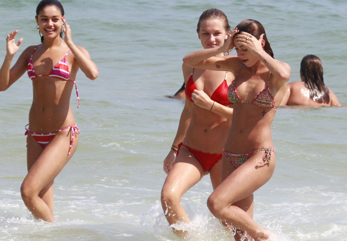 Beldades! Fiorella Mattheis, Thayla Ayala e Sophie Charlotte passeiam na praia da Barra