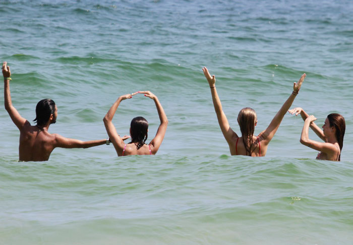Beldades! Fiorella Mattheis, Thayla Ayala e Sophie Charlotte passeiam na praia da Barra