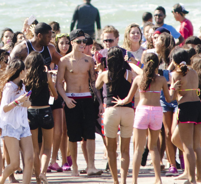 Justin Bieber é cercado por fãs em praia do Panamá