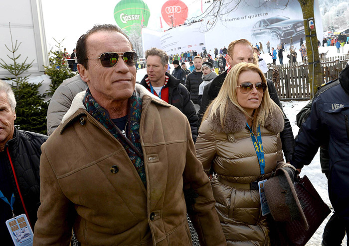 Arnold Schwarzenegger desembarca sorridente na Áustria