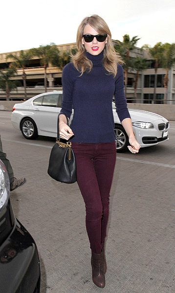 Taylor Swift exibe a silhueta esguia em aeroporto de Los Angeles
