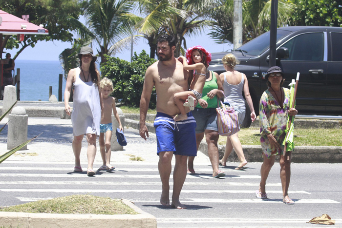Thiago Lacerda vai com a família para a praia da Barra da Tijuca