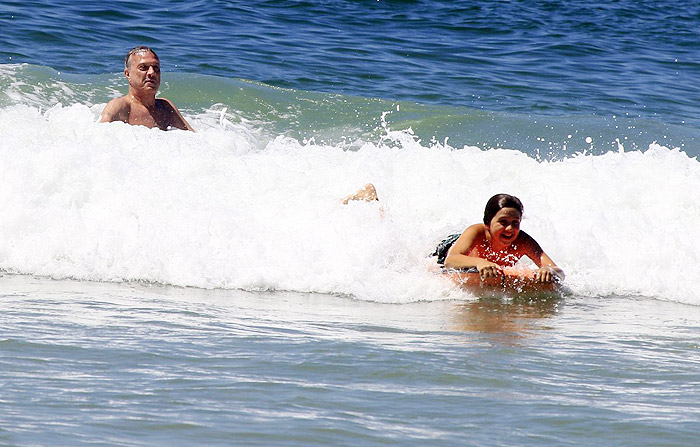 Pedro Bial pega onda com os filhos na praia de Grumari, no Rio 