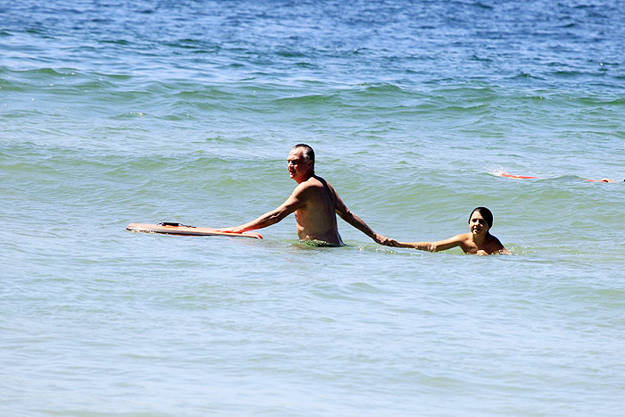 Pedro Bial pega onda com os filhos na praia de Grumari, no Rio 