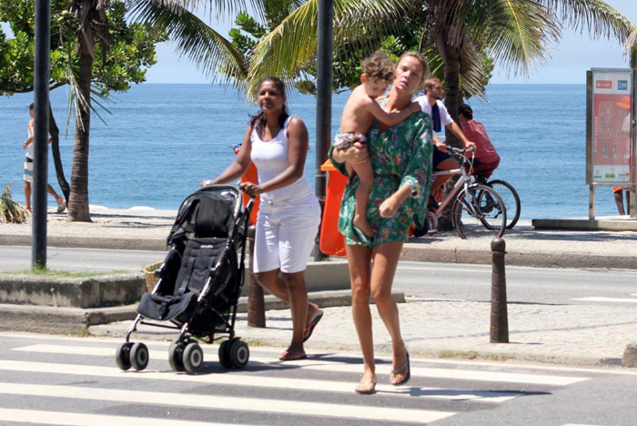  Letícia Birkheuer passeia com o filho pela praia de Ipanema