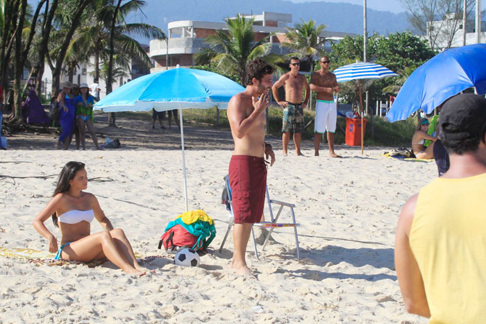Mariana Rios e Thiago Rodrigues gravam novela em praia do Rio
