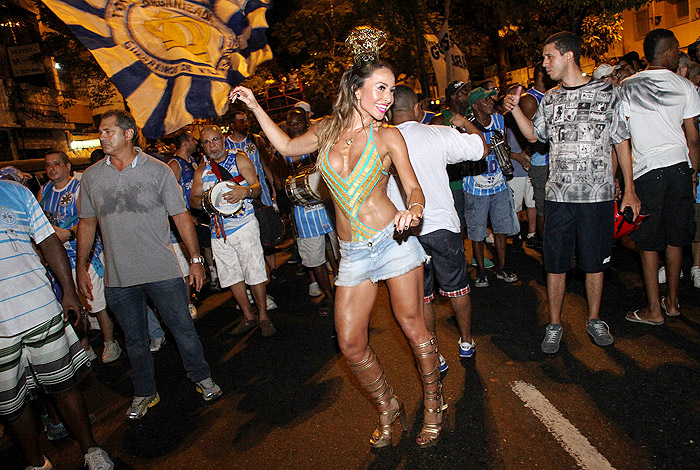Sabrina Sato dá show de samba e simpatia em ensaio de rua da Vila Isabel