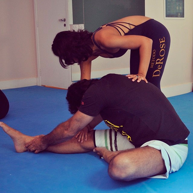 Luciano Szafir volta a treinar em São Paulo e mostra elasticidade