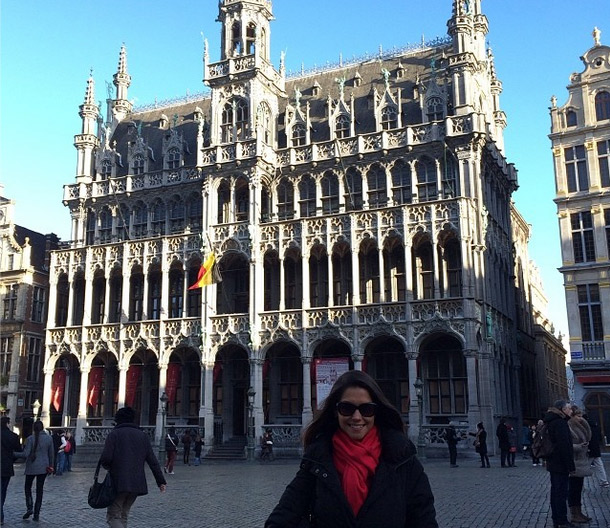 Thaís Fersoza se encanta com praça de Bruxelas