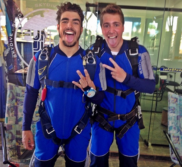 Caio Castro faz salto de Paraquedas com amigo
