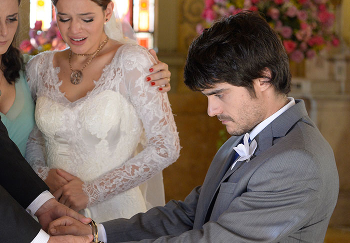 Em Família: Laerte é preso no altar e pai de Helena sofre infarto fulminante