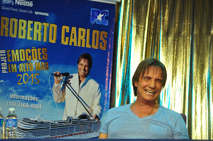 Muitas emoções: Roberto Carlos dá coletiva em Navio