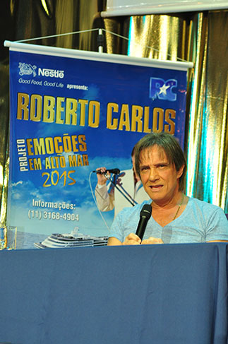 Muitas emoções: Roberto Carlos dá coletiva em Navio
