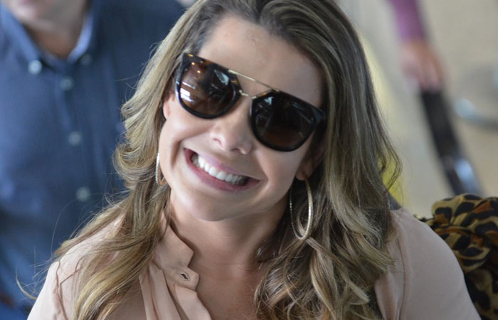 Fernanda Souza embarca toda descontraída no Rio