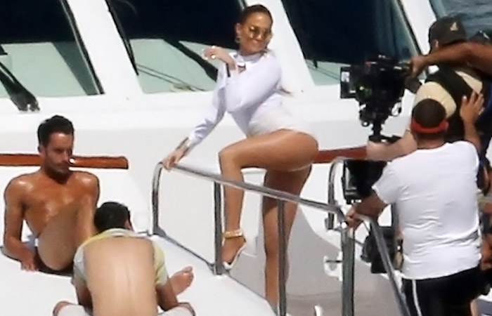 Jennifer Lopez sensualiza com bonitões em gravação de clipe