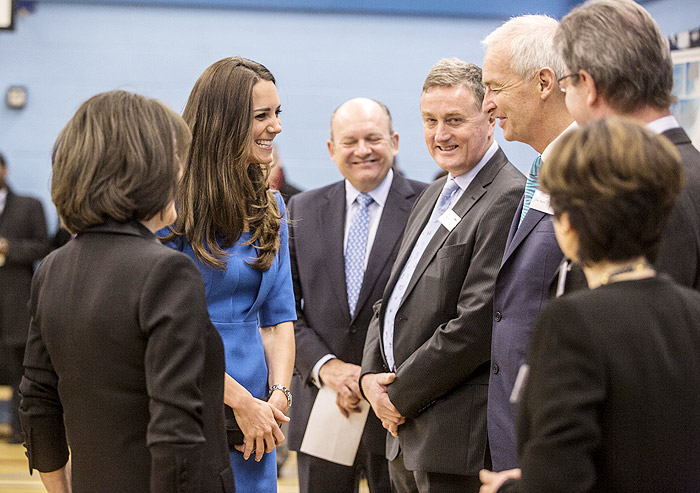 Kate Middleton faz visita à escola especial em Londres.