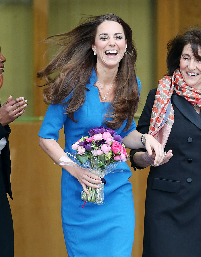 Kate Middleton faz visita à escola especial em Londres.
