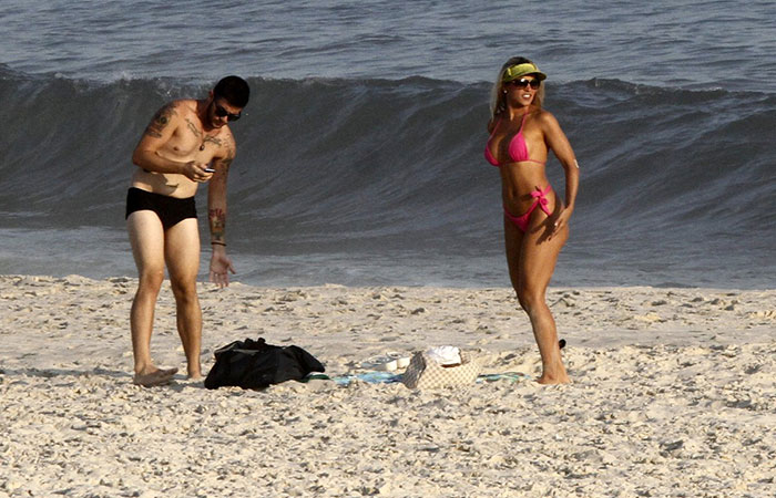  Dani Vieira toma sol com amigo em praia carioca