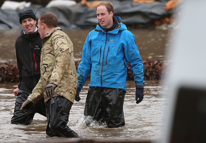 Príncipes William e Harry pegam no pesado e carregam sacos em ação contra as inundações