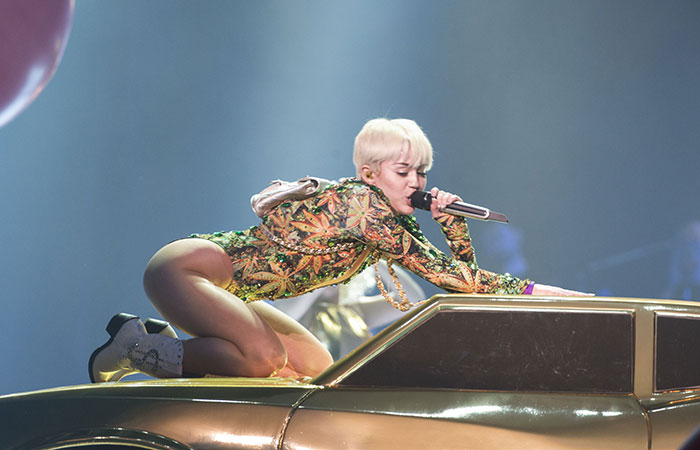 Miley Cyrus estreia turnê em Vancouver e é elogiada pelos fãs