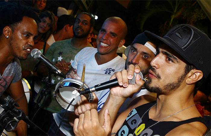 Caio Castro e Andressa Urach agitam bar na Barra da Tijuca