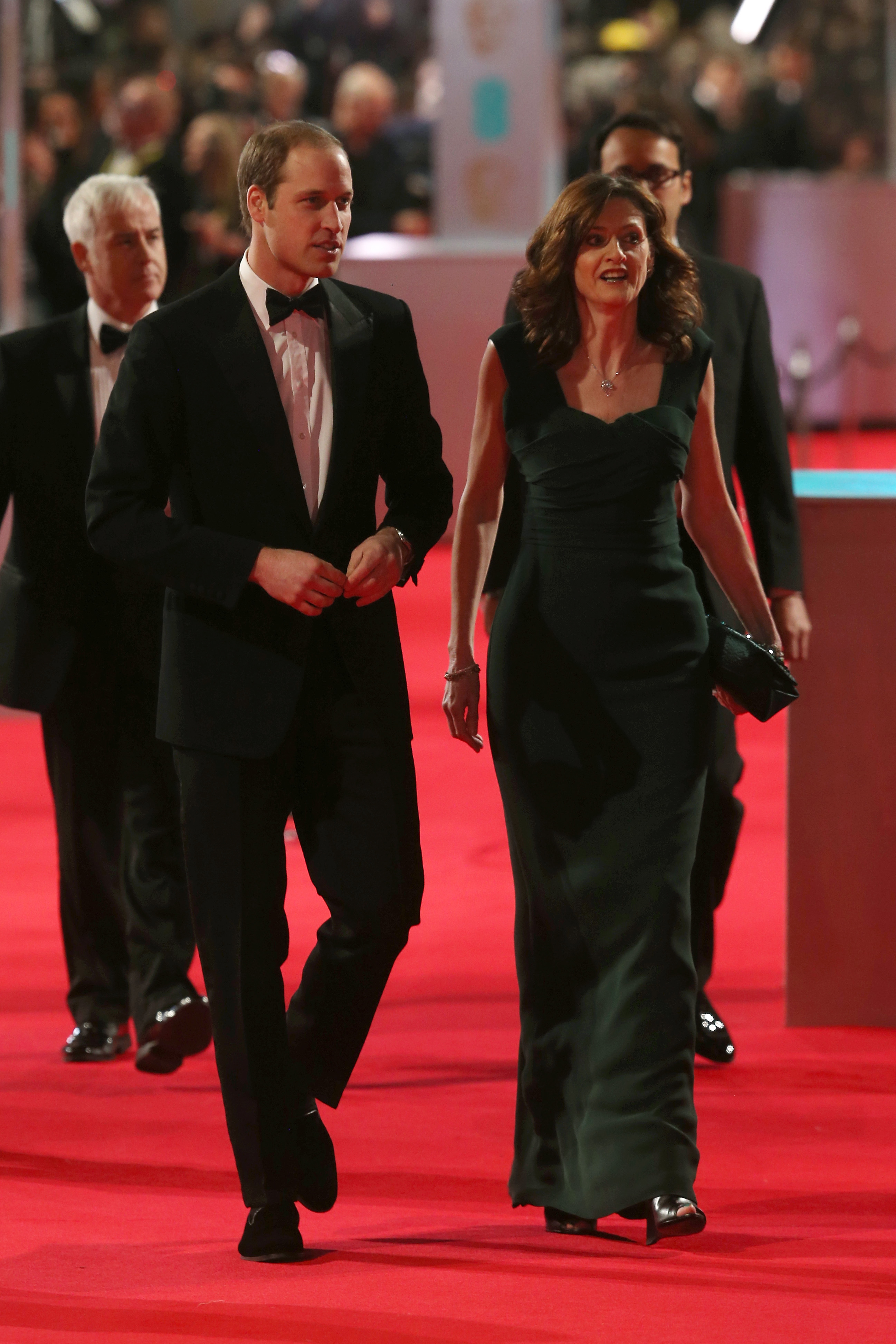 Brad Pitt e Angelina Jolie vestem ternos parecidos no BAFTA, em Londres