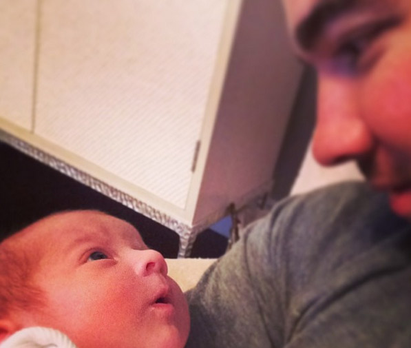 Kevin Jonas olha encantado para sua filhinha de apenas 15 dias