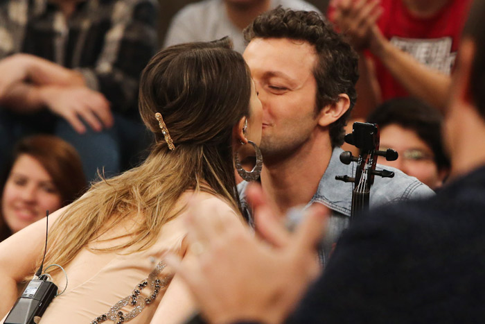 Grávida, Sandy beija o marido Lucas Lima em gravação do programa Altas Horas