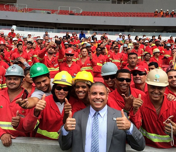 Ronaldo posa com trabalhadores do estádio Beira-Rio, em Porto Alegre