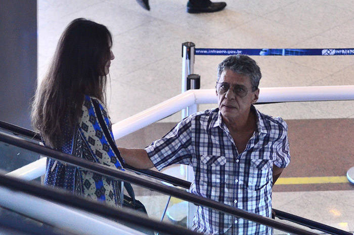 Chico Buarque, Isabelle Drummond e Júlio Rocha embarcam no aeroporto Santos Dumont