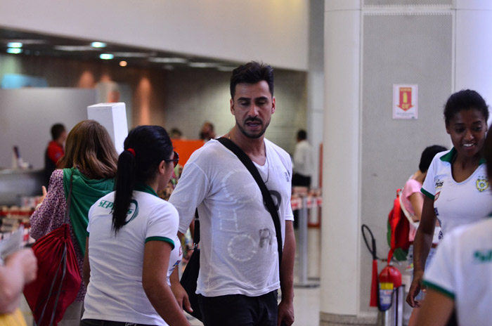Chico Buarque, Isabelle Drummond e Júlio Rocha embarcam no aeroporto Santos Dumont