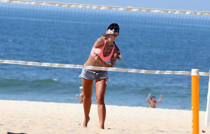 Letícia Wiermann pratica beach tenis na praia de Ipanema