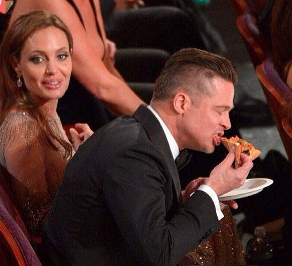 Brad Pitt cai de boca na pizza servida na festa do Oscar