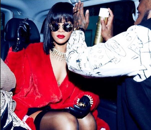 Rihanna posta foto com modelito que usou no desfile da Dior