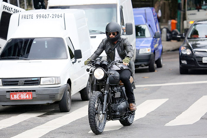 David Beckham passeia de moto pelas ruas do Rio