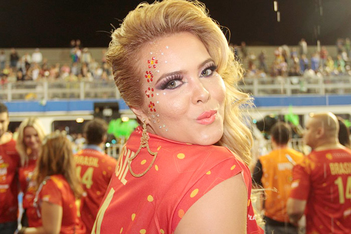 Geisy Arruda manda beijo para os fãs direto do Camarote Brahma, em São Paulo