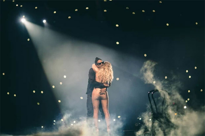 Beyoncé faz dueto com Jay-Z em show de Londres