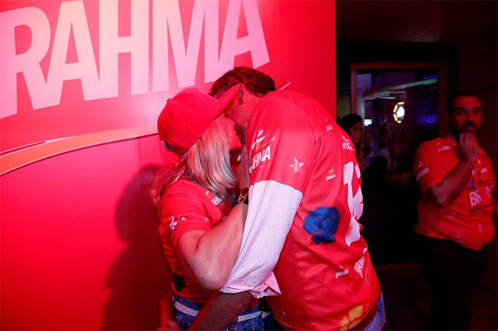 Susana Vieira beija muito novo namorado em noite de desfiles